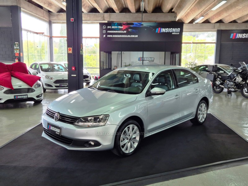 Volkswagen Jetta 2.0 COMFORTLINE FLEX 4P TIPTRONIC 2011