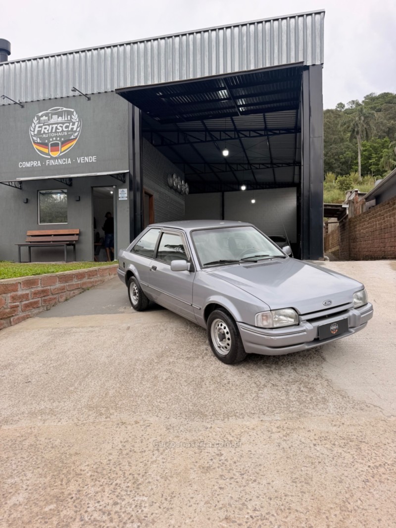 ESCORT 1.6 L 8V ÁLCOOL 2P MANUAL