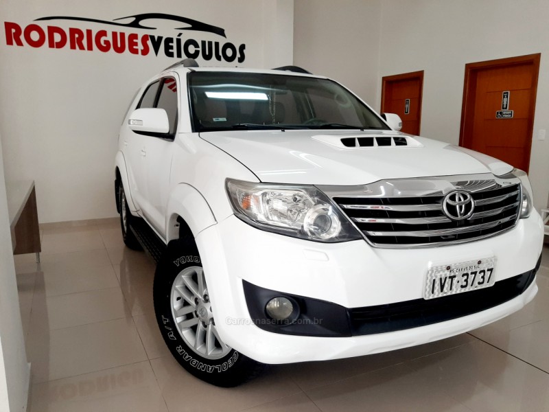 HILUX SW4 3.0 SRV 4X4 7 LUGARES 16V TURBO INTERCOOLER DIESEL 4P AUTOMÁTICO