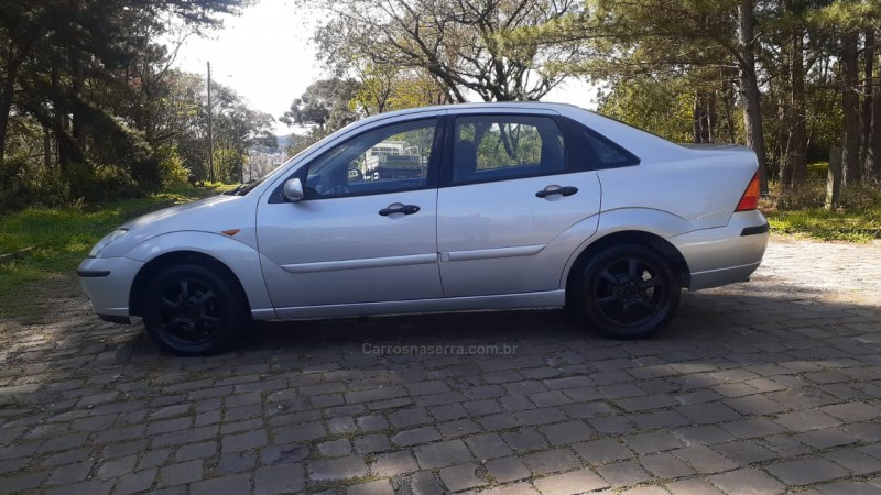FOCUS 1.6 GL SEDAN 8V FLEX 4P MANUAL - 2005 - NOVA PRATA