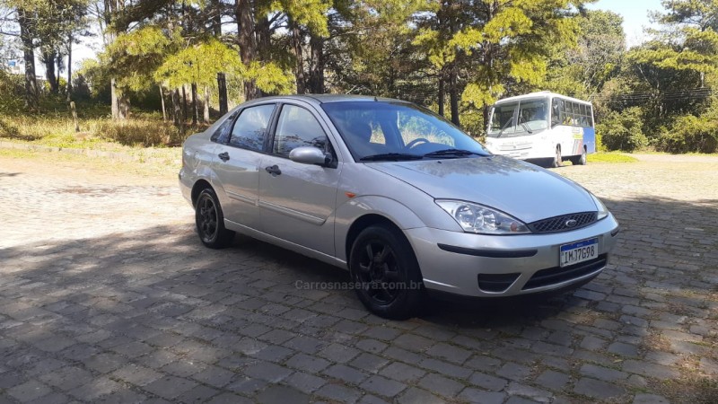 FOCUS 1.6 GL SEDAN 8V FLEX 4P MANUAL - 2005 - NOVA PRATA
