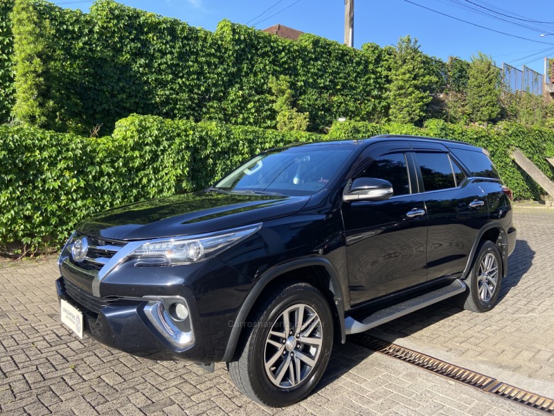 HILUX SW4 2.8 SRX 4X4 7 LUGARES 16V TURBO INTERCOOLER DIESEL 4P AUTOMÁTICO