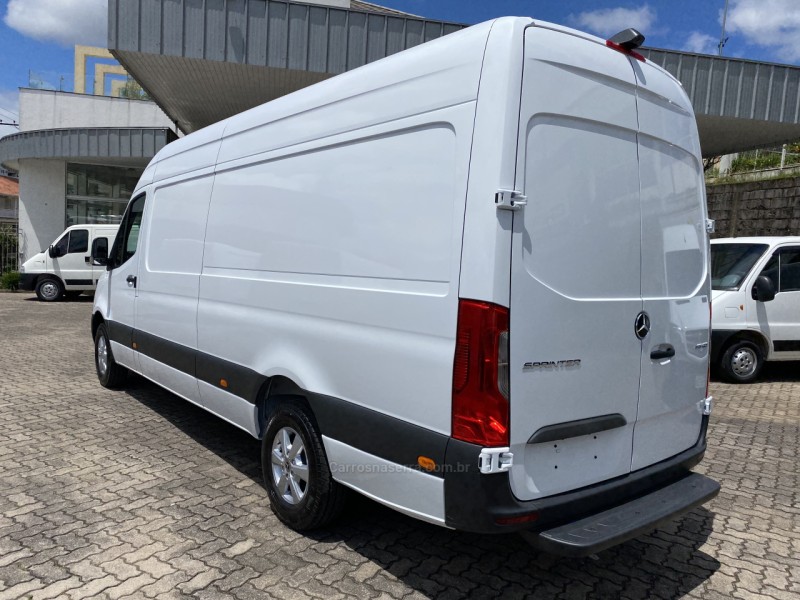 SPRINTER 2.2 CHASSI 416 FURGÃO EL TA DIESEL 2P MANUAL - 2022 - FARROUPILHA