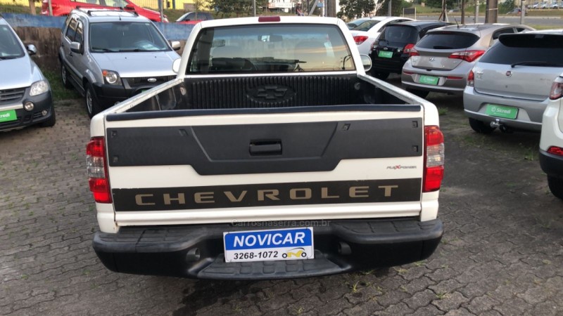 S10 2.4 MPFI ADVANTAGE 4X2 CS 8V FLEX 2P MANUAL - 2011 - FARROUPILHA