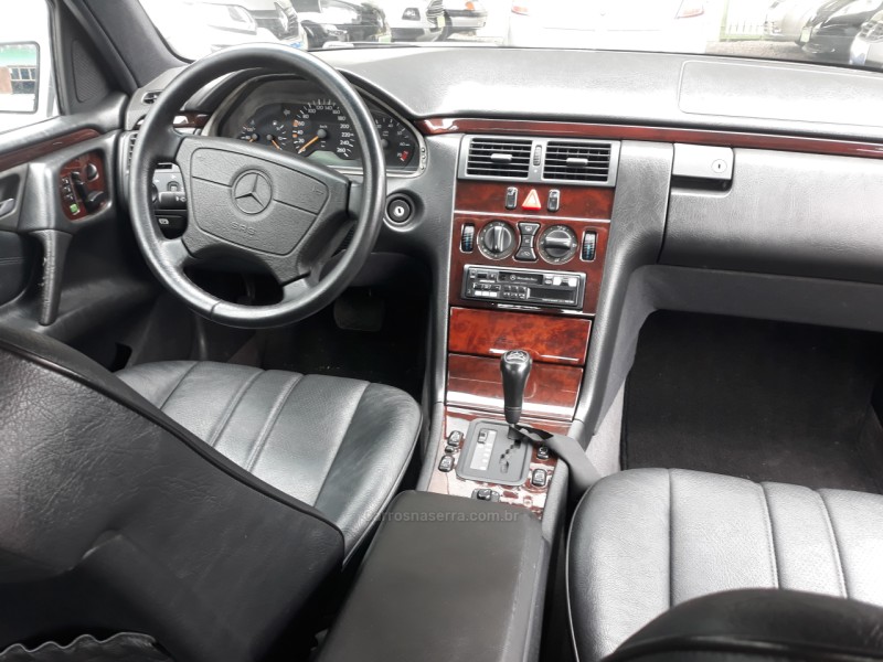 E 320 3.2 ELEGANCE V6 GASOLINA 4P AUTOMÁTICO - 1996 - CAXIAS DO SUL