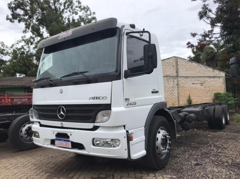 atego 2425  2009 portao