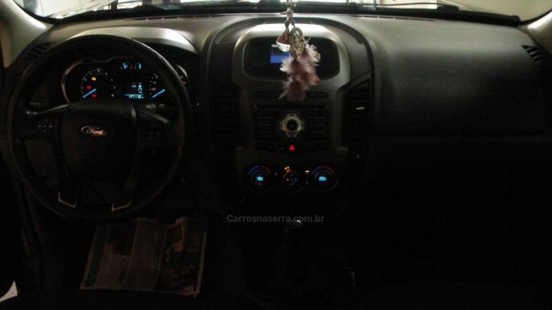 RANGER 2.5 XLT 4X2 CD 16V FLEX 4P MANUAL - 2013 - FARROUPILHA