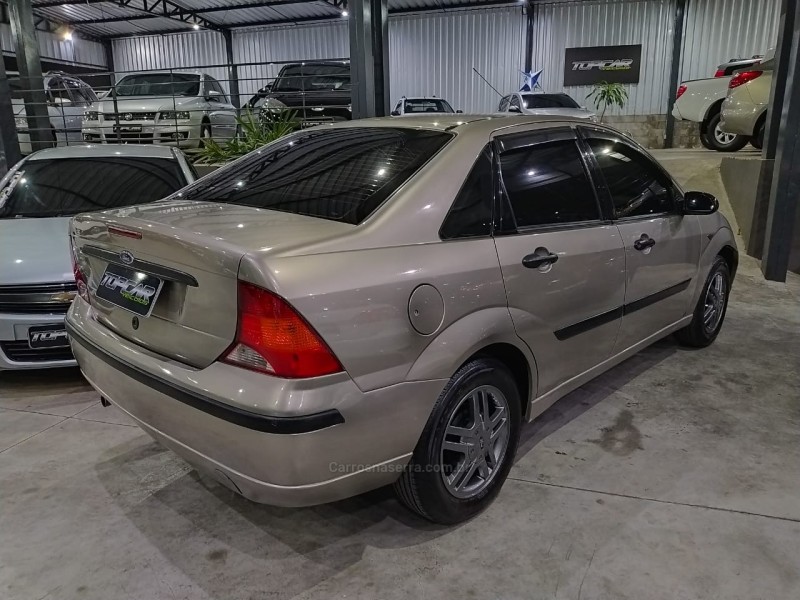 FOCUS 1.6 GLX SEDAN 8V GASOLINA 4P MANUAL - 2005 - CAMPO BOM