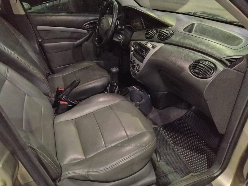 FOCUS 1.6 GLX SEDAN 8V GASOLINA 4P MANUAL - 2005 - CAMPO BOM