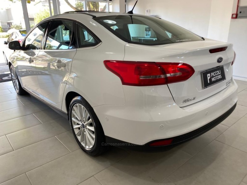 FOCUS 2.0 TITANIUM PLUS FASTBACK 16V FLEX 4P AUTOMÁTICO - 2017 - CAXIAS DO SUL