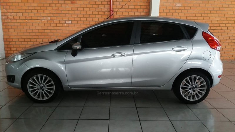 FIESTA 1.6 TITANIUM HATCH 16V FLEX 4P AUTOMÁTICO - 2017 - SAPIRANGA