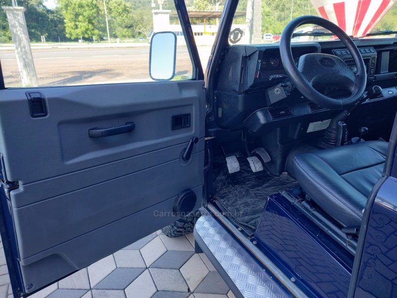 DEFENDER 2.5 90 CSW 4X4 TURBO INTERCOOLER DIESEL 2P MANUAL - 2004 - BOM PRINCíPIO