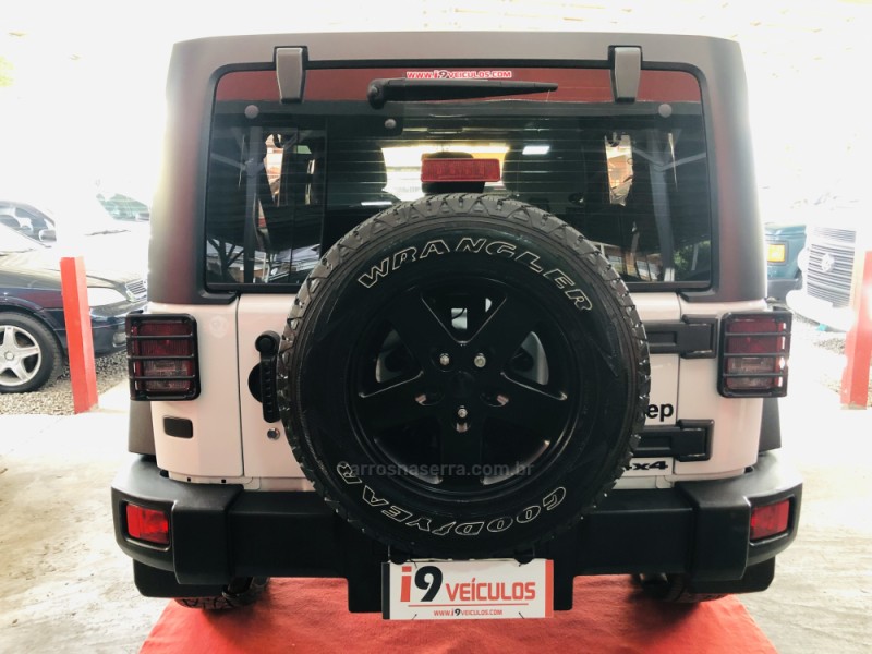 WRANGLER 3.6 UNLIMITED SPORT 4X4 V6 GASOLINA 4P AUTOMÁTICO - 2014 - CAXIAS DO SUL