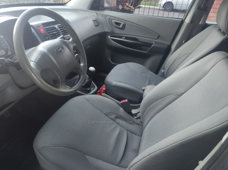 TUCSON 2.0 MPFI GL 16V 142CV 2WD GASOLINA 4P MANUAL - 2012 - GRAMADO