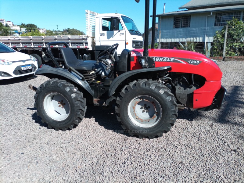 TRATOR 4233  - 2015 - FARROUPILHA