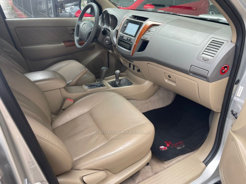 HILUX SW4 3.0 SRV 4X4 7 LUGARES 16V TURBO INTERCOOLER DIESEL 4P AUTOMÁTICO - 2011 - CAXIAS DO SUL