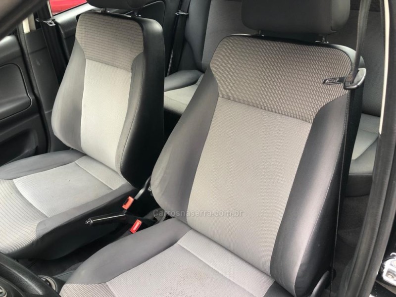VOYAGE 1.0 MI 8V FLEX 4P MANUAL - 2011 - TRêS COROAS