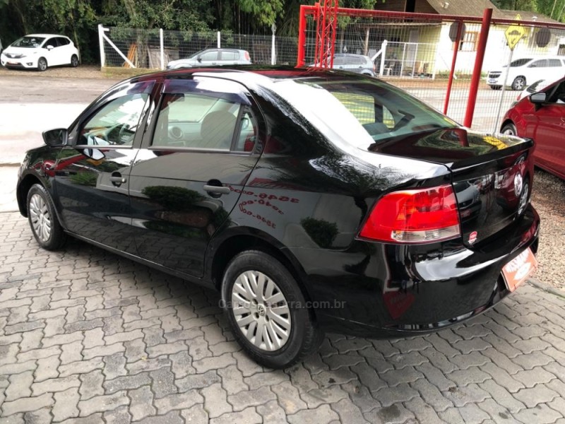 VOYAGE 1.0 MI 8V FLEX 4P MANUAL - 2011 - TRêS COROAS