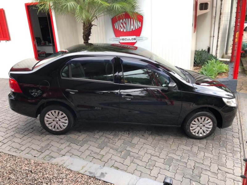 VOYAGE 1.0 MI 8V FLEX 4P MANUAL - 2011 - TRêS COROAS