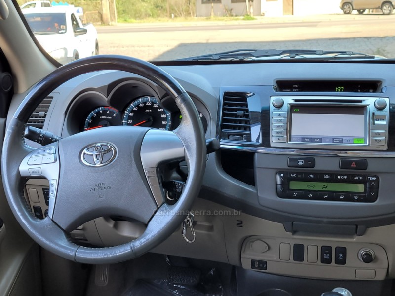 HILUX SW4 3.0 SRV 4X4 7 LUGARES 16V TURBO INTERCOOLER DIESEL 4P AUTOMÁTICO - 2013 - VACARIA