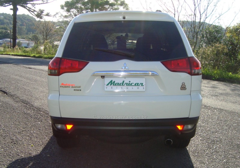 PAJERO DAKAR 3.2 HPE 4X4 7 LUGARES 16V TURBO INTERCOOLER DIESEL 4P AUTOMÁTICO - 2015 - FLORES DA CUNHA