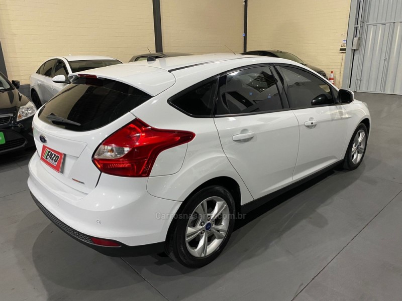 FOCUS 2.0 SE HATCH 16V FLEX 4P AUTO - 2014 - CAXIAS DO SUL