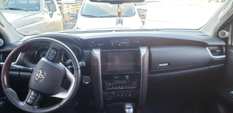 HILUX SW4 2.8 SRX 4X4 7 LUGARES 16V TURBO INTERCOOLER DIESEL 4P AUTOMÁTICO - 2017 - FELIZ
