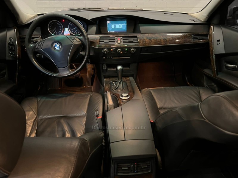 545I 4.4 SEDAN V8 32V GASOLINA 4P AUTOMÁTICO - 2004 - CAXIAS DO SUL