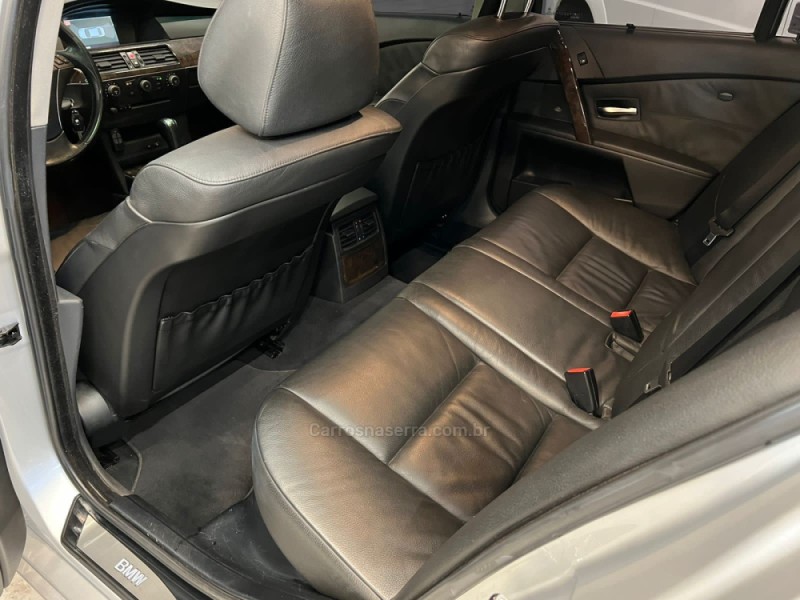 545I 4.4 SEDAN V8 32V GASOLINA 4P AUTOMÁTICO - 2004 - CAXIAS DO SUL