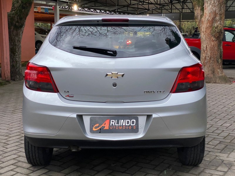 ONIX 1.4 MPFI LTZ 8V FLEX 4P MANUAL - 2016 - PAROBé