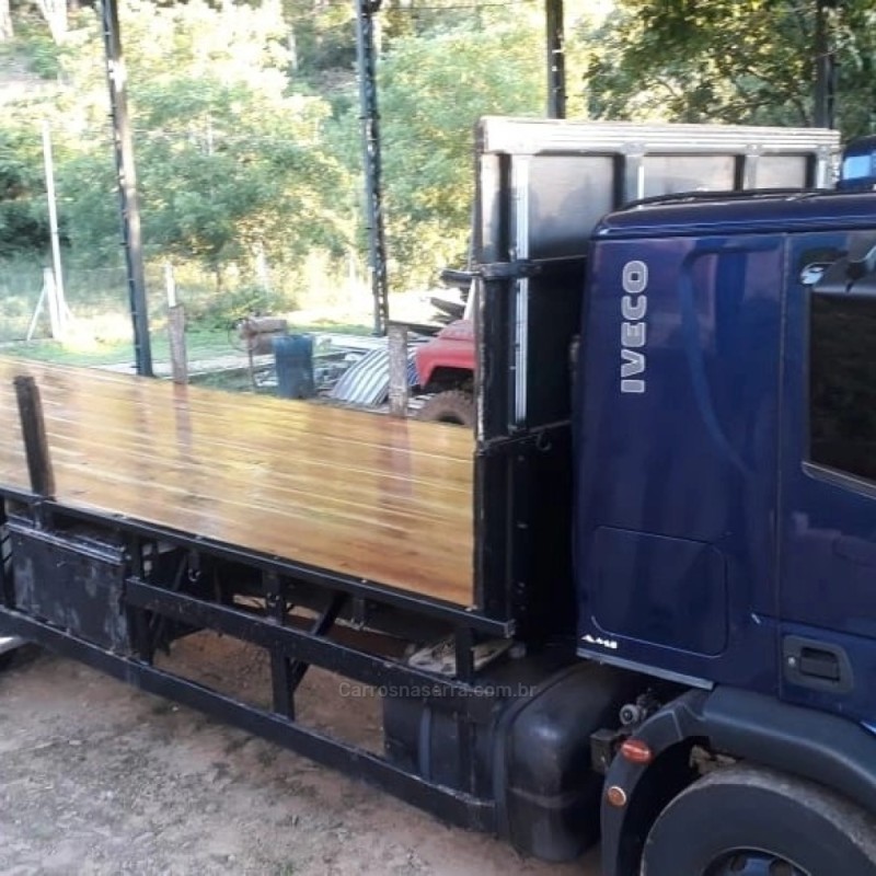 TECTOR 240E25 6X2 - 2011 - ANTôNIO PRADO