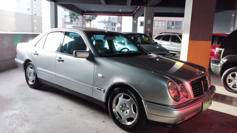 E 320 3.2 AVANTGARDE V6 GASOLINA 4P AUTOMÁTICO