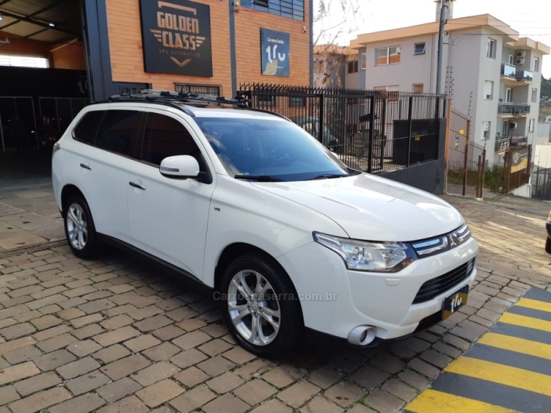 OUTLANDER 3.0 GT 4X4 V6 24V GASOLINA 4P AUTOMÁTICO - 2014 - CAXIAS DO SUL