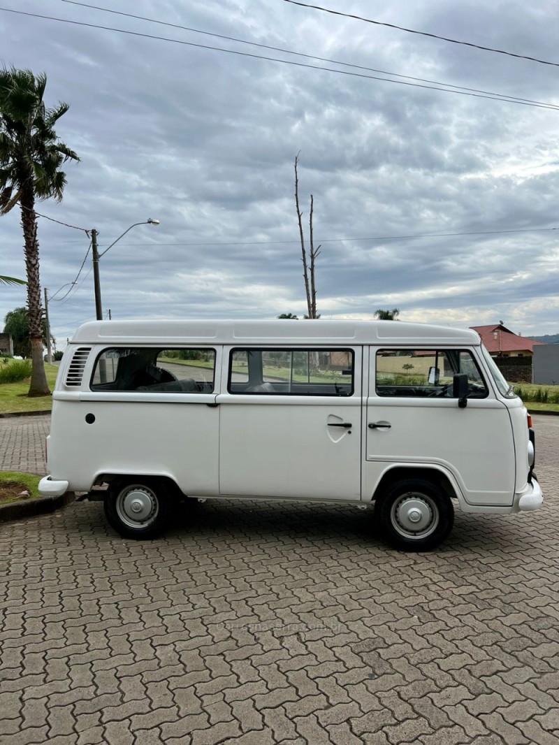 KOMBI 1.4 MI STD LOTAÇÃO 8V FLEX 3P MANUAL - 2009 - ESTâNCIA VELHA