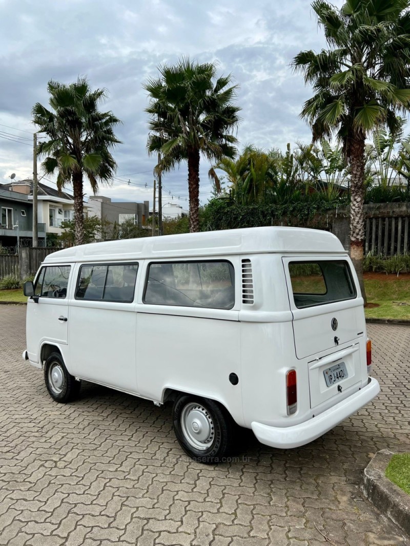 KOMBI 1.4 MI STD LOTAÇÃO 8V FLEX 3P MANUAL - 2009 - ESTâNCIA VELHA