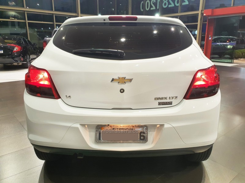 ONIX 1.4 MPFI LTZ 8V FLEX 4P MANUAL - 2014 - FARROUPILHA