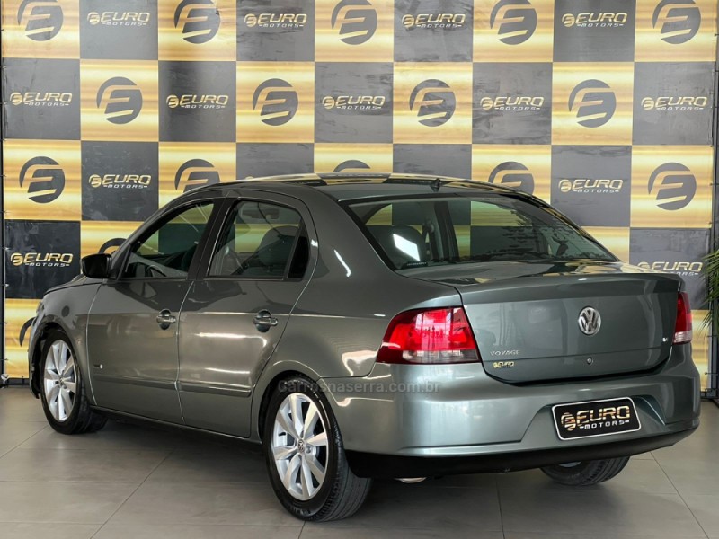 VOYAGE 1.6 MI 8V FLEX 4P MANUAL - 2010 - PORTãO