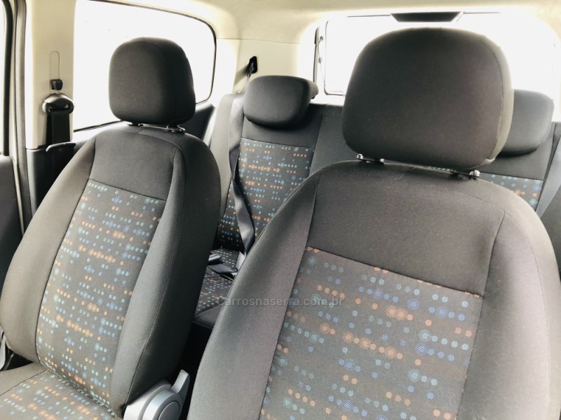 UNO 1.0 EVO VIVACE 8V FLEX 2P MANUAL - 2014 - NOVA PETRóPOLIS