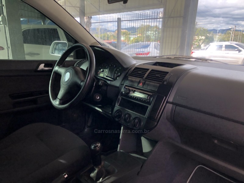 POLO 1.6 MI 8V FLEX 4P MANUAL - 2003 - BOM PRINCíPIO