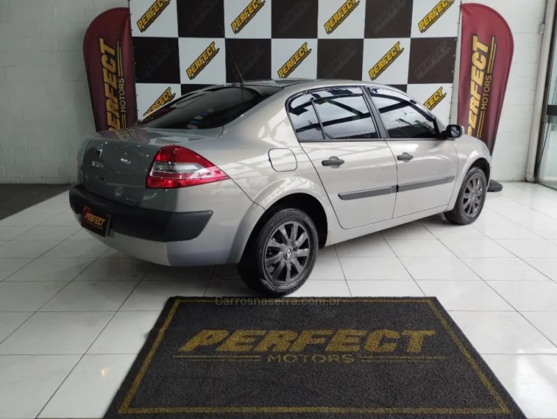 MÉGANE 1.6 EXPRESSION 16V FLEX 4P MANUAL - 2011 - PORTãO