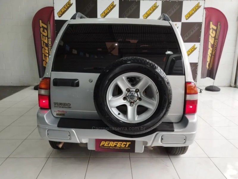 TRACKER 2.0 4X4 8V TURBO INTERCOOLER DIESEL 4P MANUAL - 2001 - PORTãO