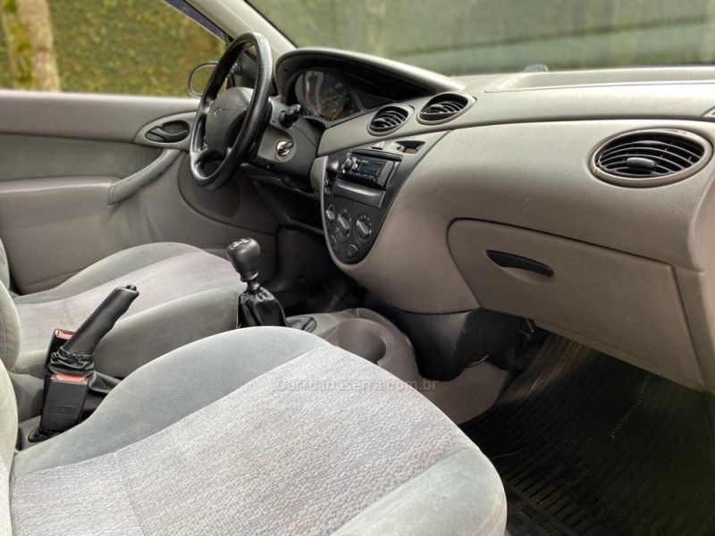FOCUS 2.0 GLX SEDAN 16V GASOLINA 4P MANUAL - 2001 - CAXIAS DO SUL