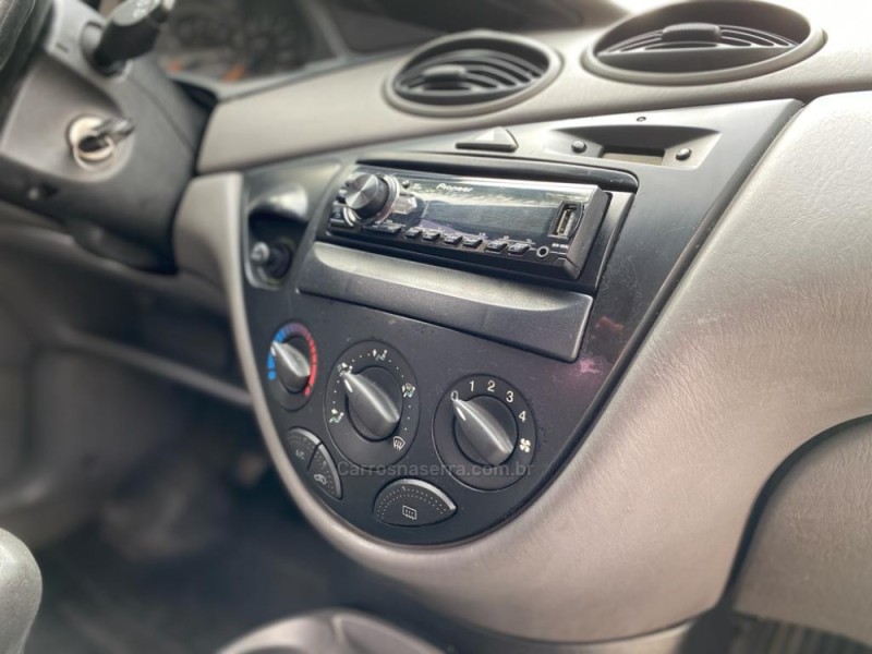 FOCUS 2.0 GLX SEDAN 16V GASOLINA 4P MANUAL - 2001 - CAXIAS DO SUL