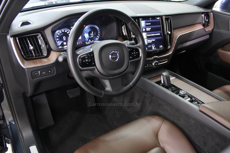 XC60 2.0 T8 MOMENTUM HYBRID GASOLINA 4P AUTOMÁTICO - 2021 - CAXIAS DO SUL