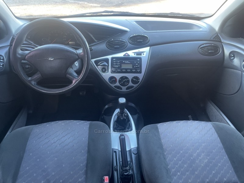 FOCUS 2.0 GHIA 16V GASOLINA 4P MANUAL - 2003 - SãO SEBASTIãO DO CAí