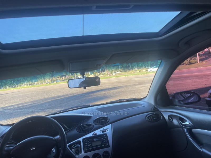 FOCUS 2.0 GHIA 16V GASOLINA 4P MANUAL - 2003 - SãO SEBASTIãO DO CAí