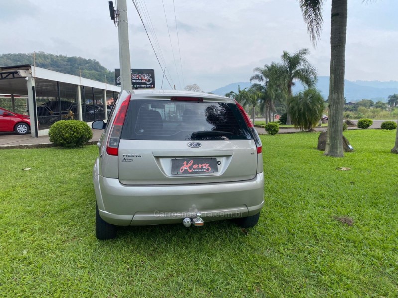 FIESTA 1.6 MPI CLASS 8V GASOLINA 4P MANUAL - 2011 - BOM PRINCíPIO