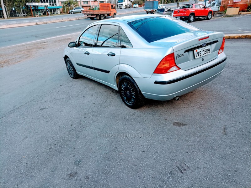 FOCUS 1.6 GL SEDAN 8V FLEX 4P MANUAL - 2005 - CAXIAS DO SUL