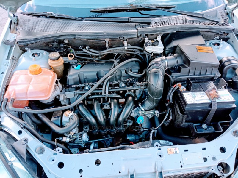 FOCUS 1.6 GL SEDAN 8V FLEX 4P MANUAL - 2005 - CAXIAS DO SUL