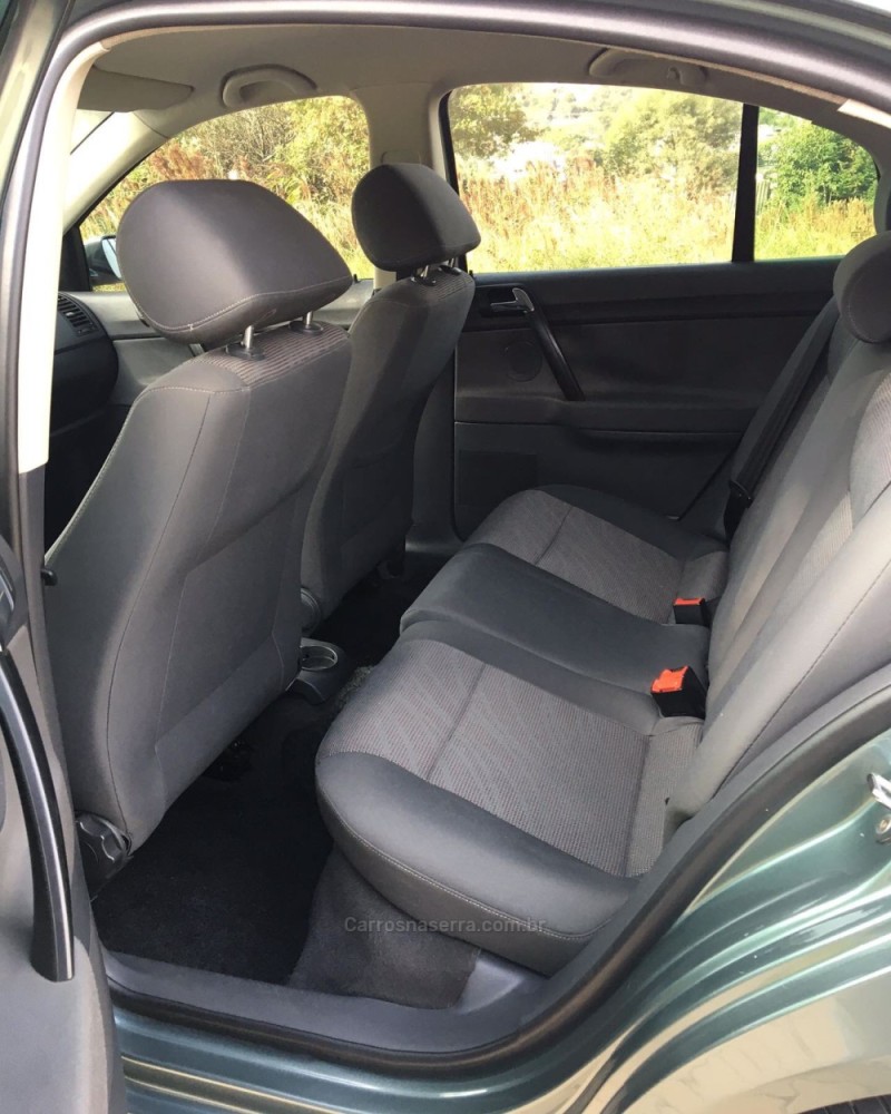 POLO SEDAN 1.6 MI COMFORTLINE 8V FLEX 4P MANUAL - 2009 - PAROBé